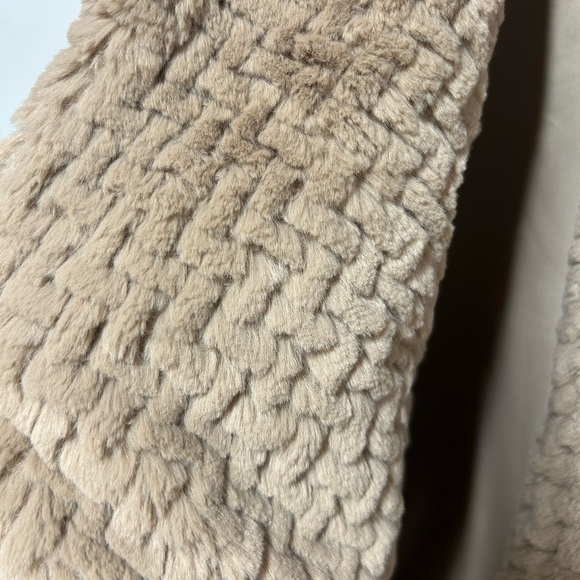 Faux Fur shrug - Picture 3 of 5